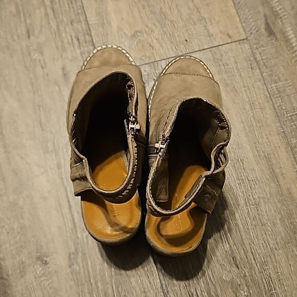 Universal threat heels size 8.5 - Picture 3 of 4